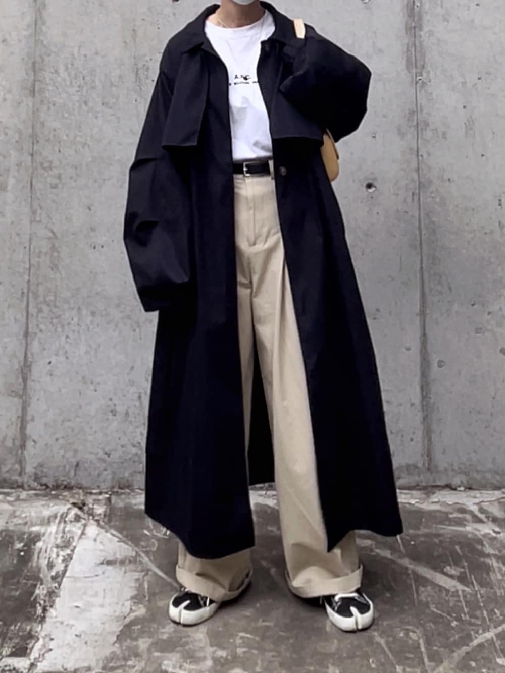 ホワイト系のTシャツ/カットソー、ホワイト系のパンツ、ブラック系のジャケット/アウターを着用したレディースの冬コーディネートの1枚目の写真