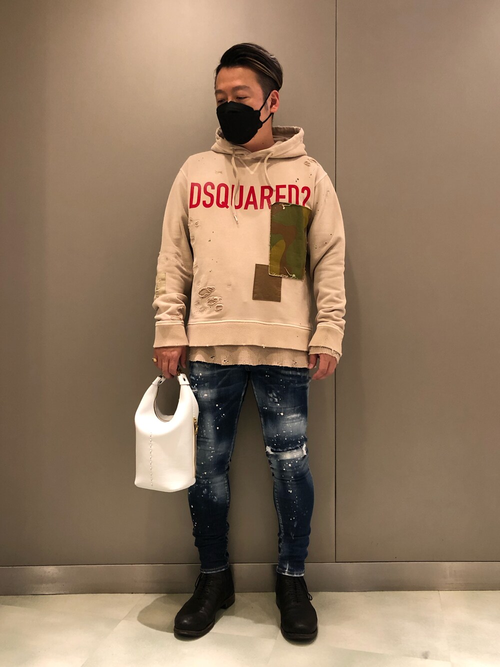 「大人カジュアル、秋のコーデ、デニム、スキニーデニム、ダメージデニムパンツ、リメイク、ヴィンテージ、アメカジ、ブーツ、パーカー、パーカーコーデ、ファッションの力を信じよう、RAWLIFE、ROYAL FLASH」｜「MagnuのMagnu/マヌー/keg pouch/ケッグポーチ（ハンドバッグ、ブラック系）」を使った、Ryuuutaさん（メンズ・166cm）の秋コーディネートの1枚目の写真