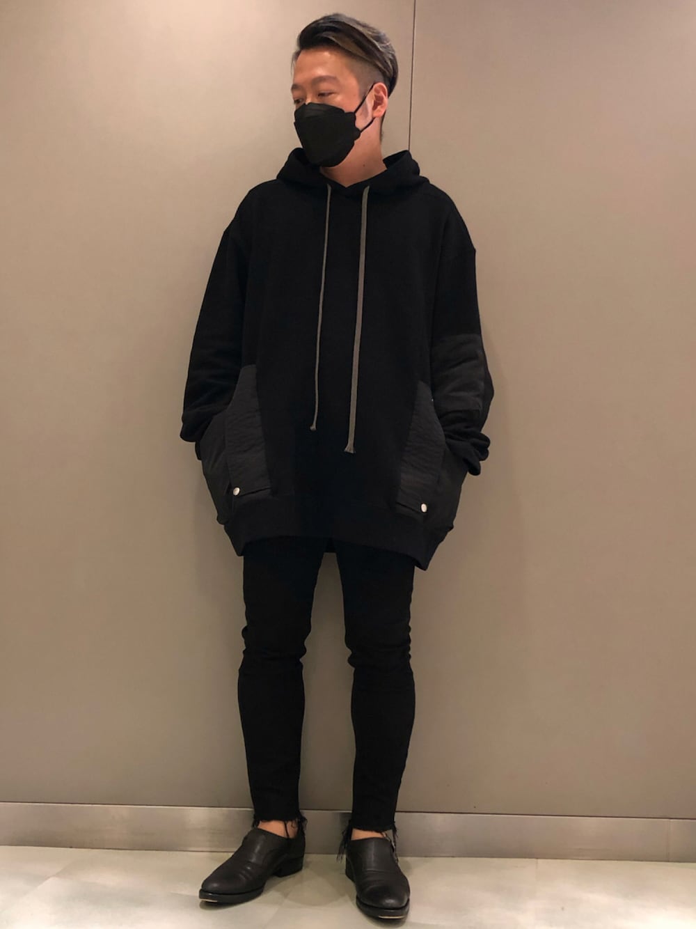 ブラック系のデニムパンツを着用したメンズの秋コーディネートの1枚目の写真