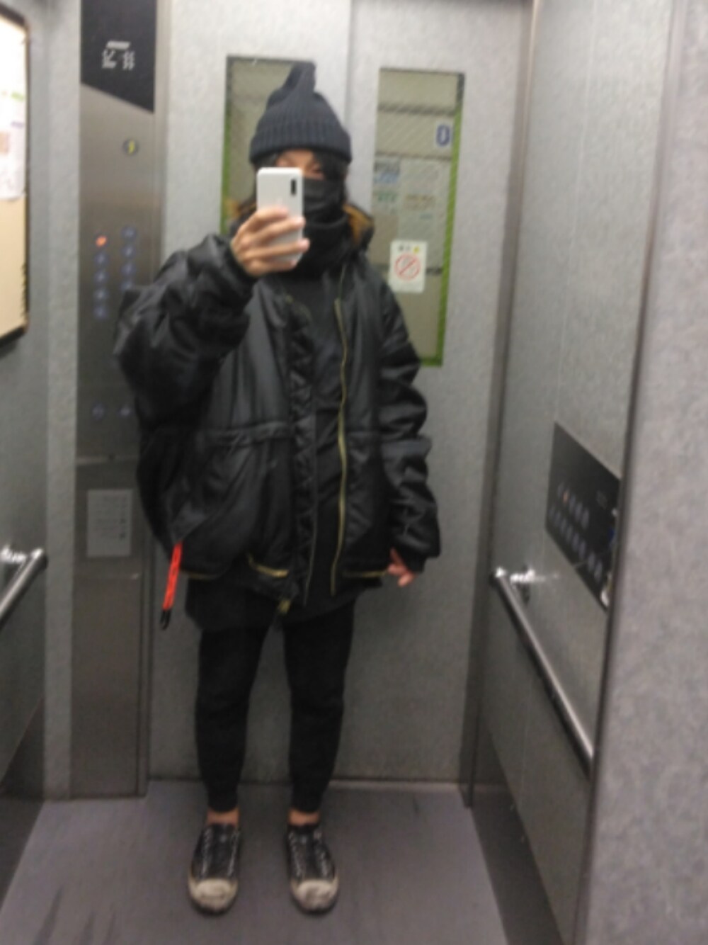 「冬コーデ、おしゃれさんと繋がりたい、韓国ファッション、黒、スニーカー、ニット帽、ストリート、ビッグシルエット、ブラック、コンバース」｜「VETEMENTSのアイテム（MA-1、グリーン系）」を使った、hiroさん（メンズ・168cm）の秋コーディネートの1枚目の写真