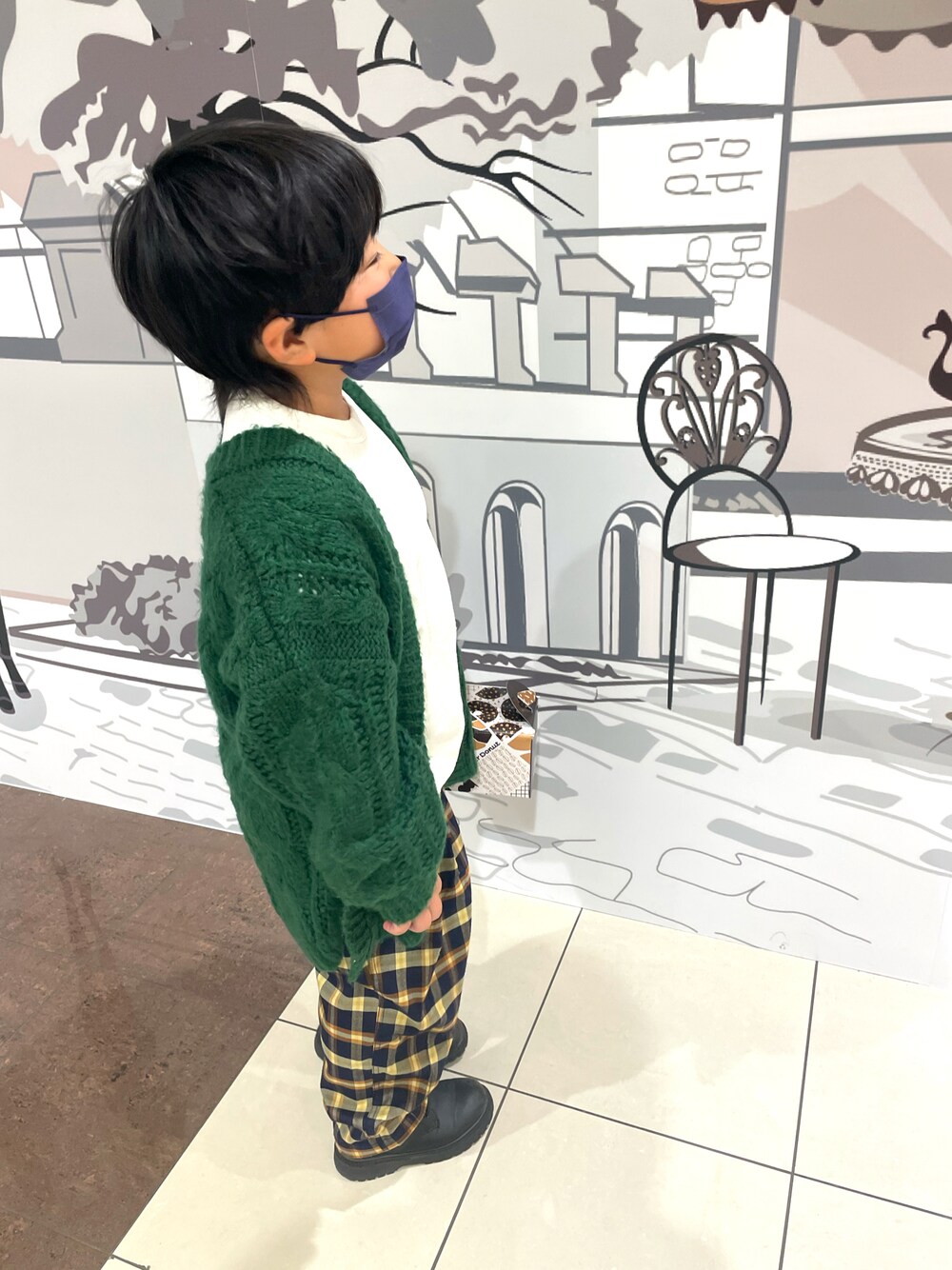 グリーン系のカーディガン/ボレロ、イエロー系のその他パンツを着用したキッズの冬コーディネートの1枚目の写真