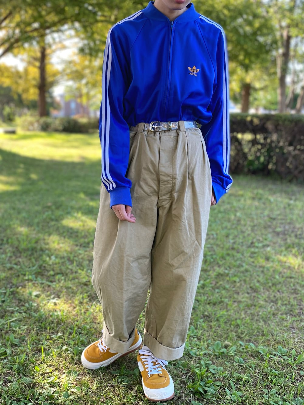 「だから秋服が好き、秋服、オトナ女子、オトナカジュアル、ウエストイン、タックイン、ノースウェーブ、ジャージ、古着、ヨーロッパ古着、厚底シューズ、黄色、スポーツミックス、メンズライク、yun.すたいる」｜「niko and...のクリアウエスタンベルト（ベルト、その他）」を使った、y u n .さん（レディース・158cm）の秋コーディネートの1枚目の写真