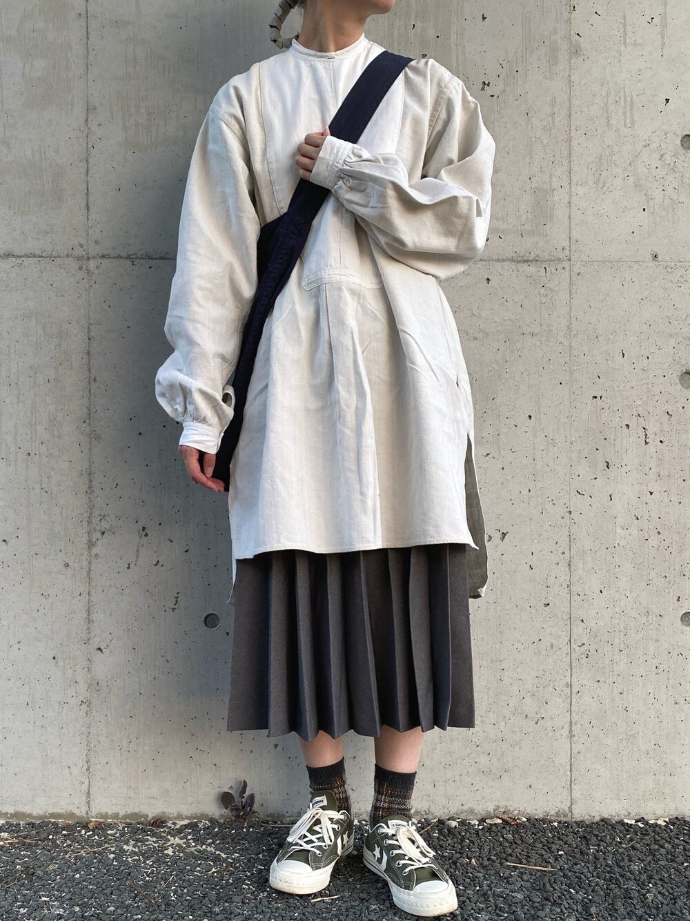 「だから秋服が好き、秋服、スニーカーコーデ、レイヤードスタイル、大人ガーリー、ショルダーバッグ、スニーカー、プリーツスカート、ヨーロッパ古着、古着、リネン、スモック、チェック、靴下、yun.すたいる」｜「CONVERSEのCONVERSE コンバース CX-PRO SK OX CX-PRO SK オックス 32763344 KHAKI（スニーカー、グリーン系）」を使った、y u n .さん（レディース・158cm）の秋コーディネートの1枚目の写真