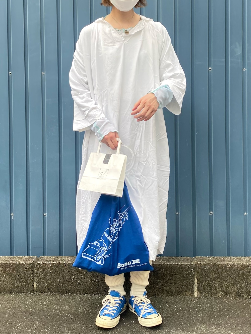 「だから秋服が好き、秋服、ホワイト、チャーチドレス、チャーチ、ワンピース、Kastane、レイヤードスタイル、リブパンツ、古着、古着MIX、コンバース、トートバッグ、青、yun.すたいる」｜「CONVERSEのアイテム（スニーカー、ブルー系）」を使った、y u n .さん（レディース・158cm）の秋コーディネートの1枚目の写真