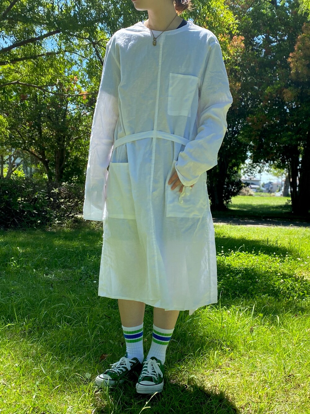 「だから秋服が好き、秋服、大人コーデ、オトナ女子、ファミマ靴下、コンバース、サージカルガウン、レイヤードスタイル、古着、古着MIX、ホワイト、ワンピース、白ワンピース、ヨーロッパ古着、yun.すたいる」｜「CONVERSEの【CONVERSE】キャンバスオールスターJOX（スニーカー、グリーン系）」を使った、y u n .さん（レディース・158cm）の秋コーディネートの1枚目の写真