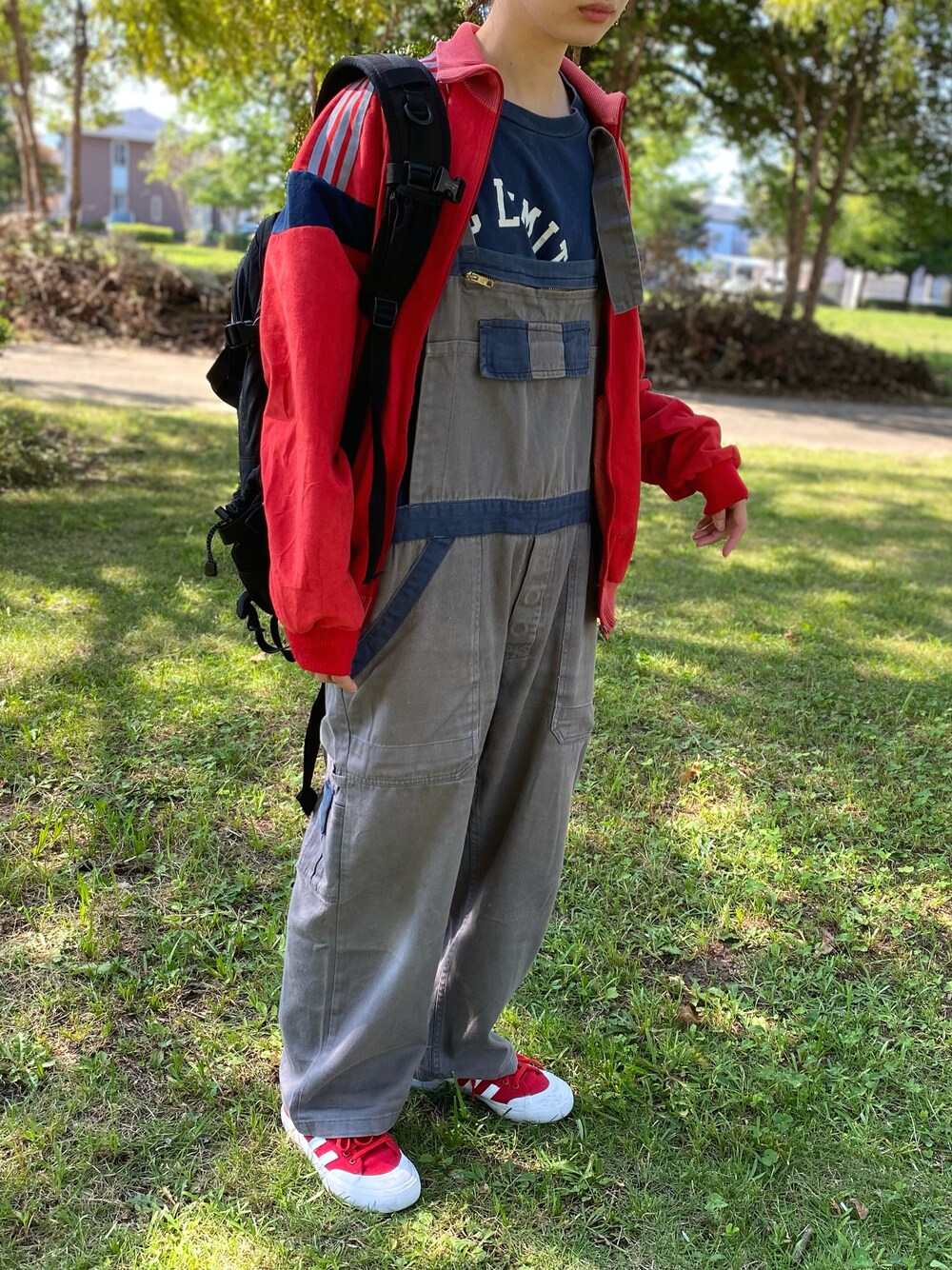 「だから秋服が好き、秋服、ゆったりコーデ、オトナカジュアル、オーバーオール、古着、古着MIX、ジャージ、リュック、オーバーサイズ、メンズライク、adidas、スニーカーコーデ、ワークスタイル、yun.すたいる」｜「adidasのアディダス スケートボーディング マッチコート [MATCHCOURT]（スニーカー、レッド系）」を使った、y u n .さん（レディース・158cm）の秋コーディネートの1枚目の写真