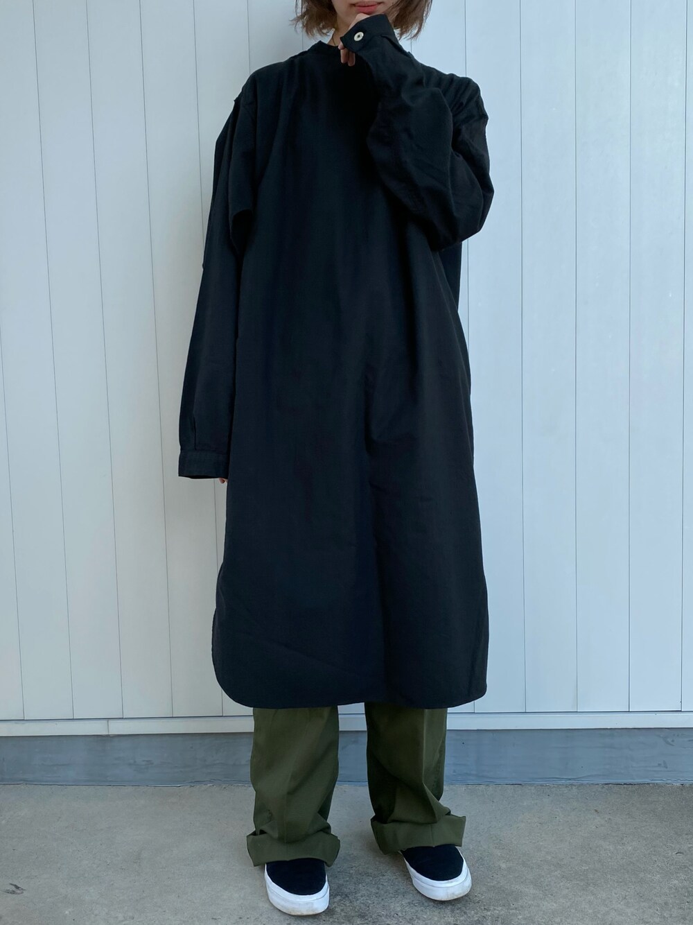 「だから秋服が好き、秋服、ゆったりコーデ、オトナ女子、オトナカジュアル、スニーカーコーデ、カジュアル、コンバース、シャツスタイル、古着、ヨーロッパ古着、サージカルガウン、カーキ、yun.すたいる」｜「CONVERSEのCONVERSE ONE STAR CC Slip Black 160545C（スニーカー、その他）」を使った、y u n .さん（レディース・158cm）の秋コーディネートの1枚目の写真