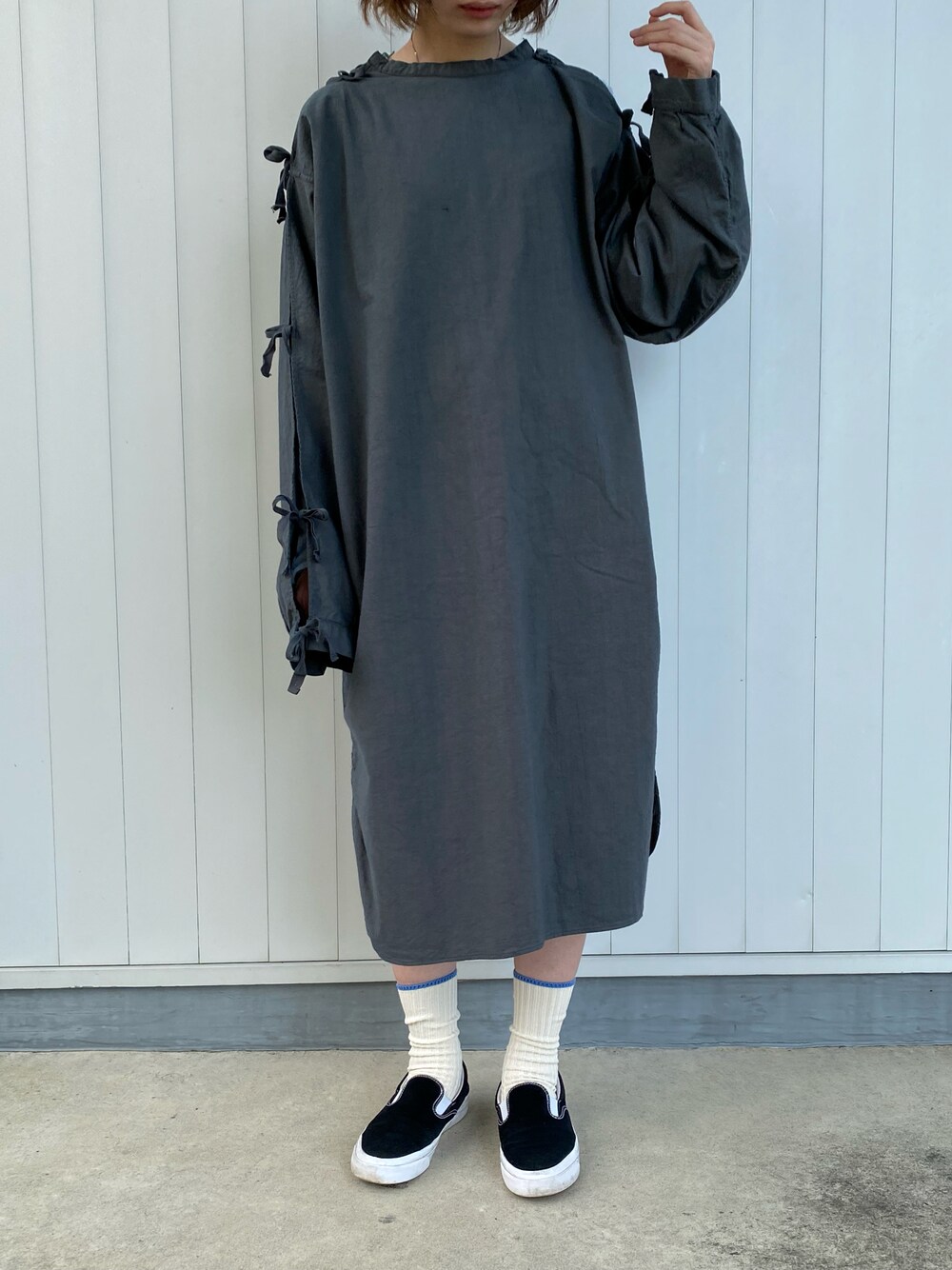 「だから秋服が好き、秋のコーデ、オーバーサイズ、古着、古着MIX、古着コーデ、デッドストック、サージカルガウン、used、shesaidthat、ワンピース、ヨーロッパ古着、黒、コンバース、yun.すたいる」｜「CONVERSEのCONVERSE ONE STAR CC Slip Black 160545C（スニーカー、その他）」を使った、y u n .さん（レディース・158cm）の秋コーディネートの1枚目の写真