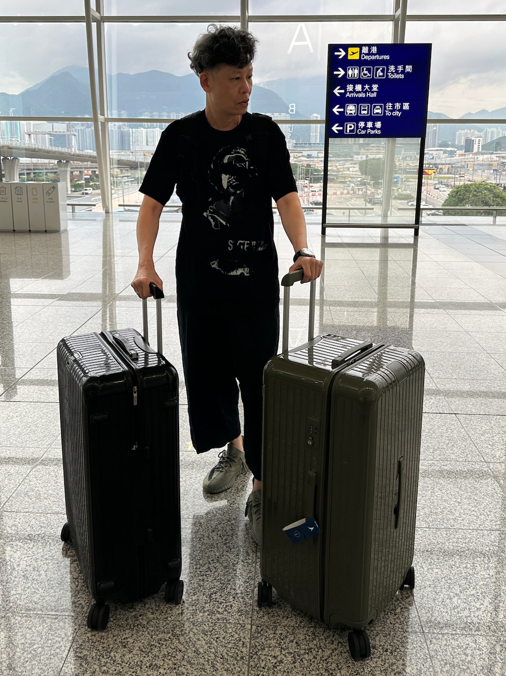 「ブラック、パーマ、s’yte、山本耀司、RIMOWA、yeezyboost350V2、Piaget」｜「S’YTEのアイテム（トップス、ブラック系）」を使った、俊彥君さん（メンズ・179cm）の秋コーディネートの1枚目の写真