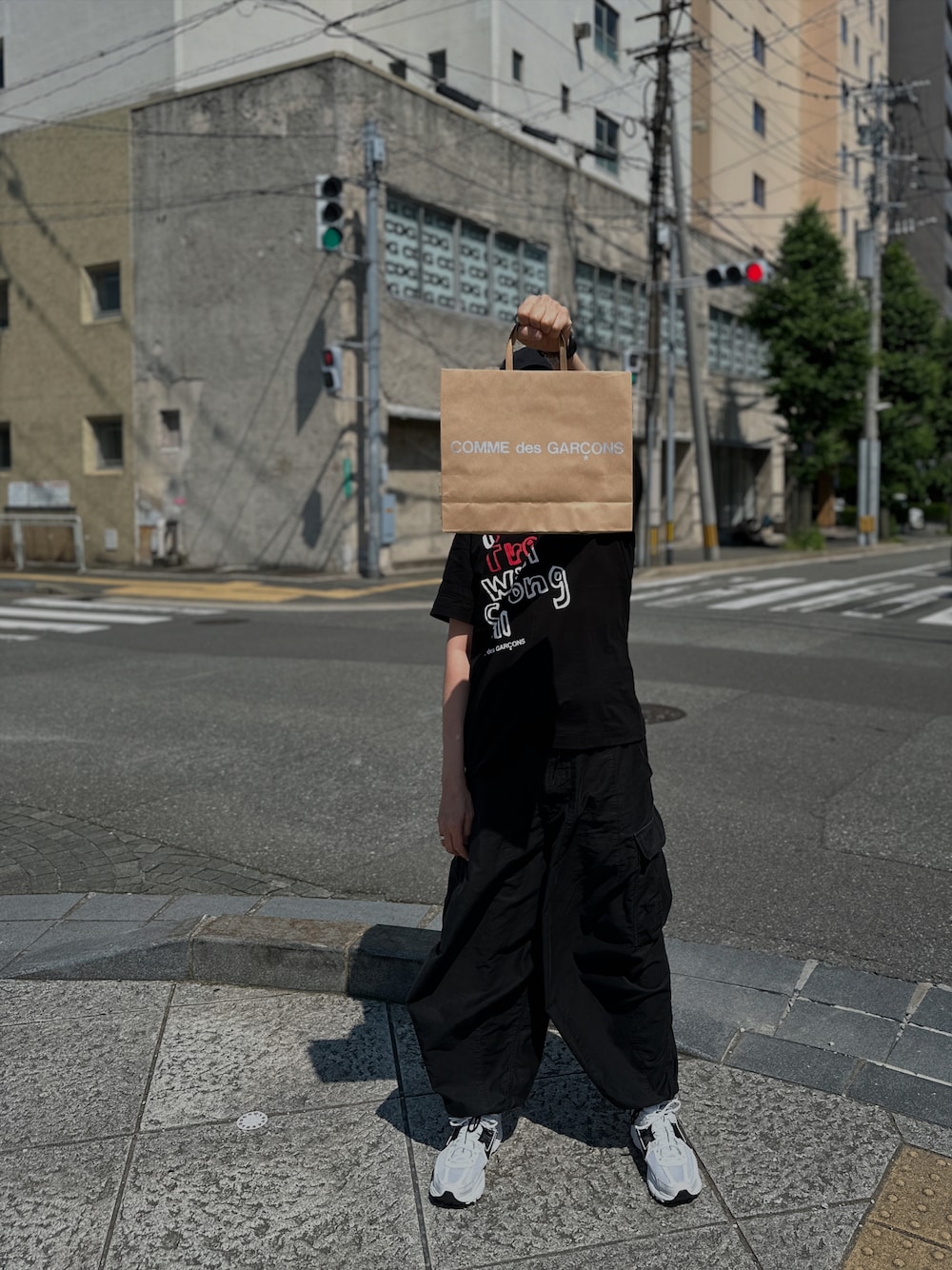 ブラック系のその他パンツ、ブラック系のTシャツ/カットソー、その他のシューズを着用したメンズの春コーディネートの1枚目の写真