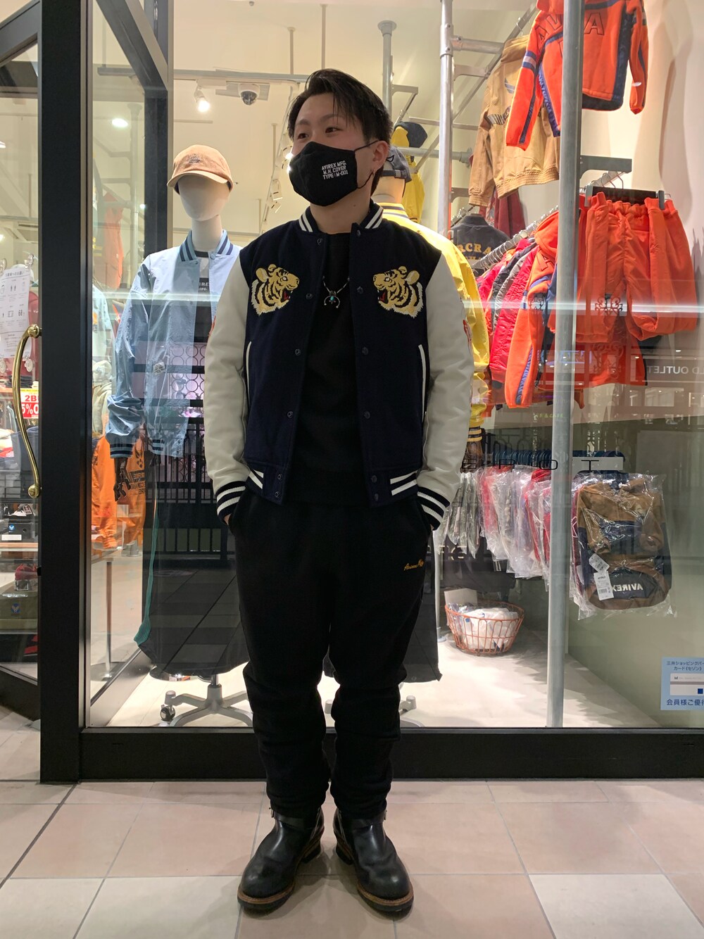 「スタジャン、カジュアル、シンプル、アメカジ、ブラックコーデ、ストリート、休日コーデ、春、あったかコーデ、オトナカジュアル」｜「AVIREXのアヴィレックス マスク/AVIREX MASK（マスク、ブラック系）」を使った、三品文哉さん（メンズ・164cm）の冬コーディネートの1枚目の写真