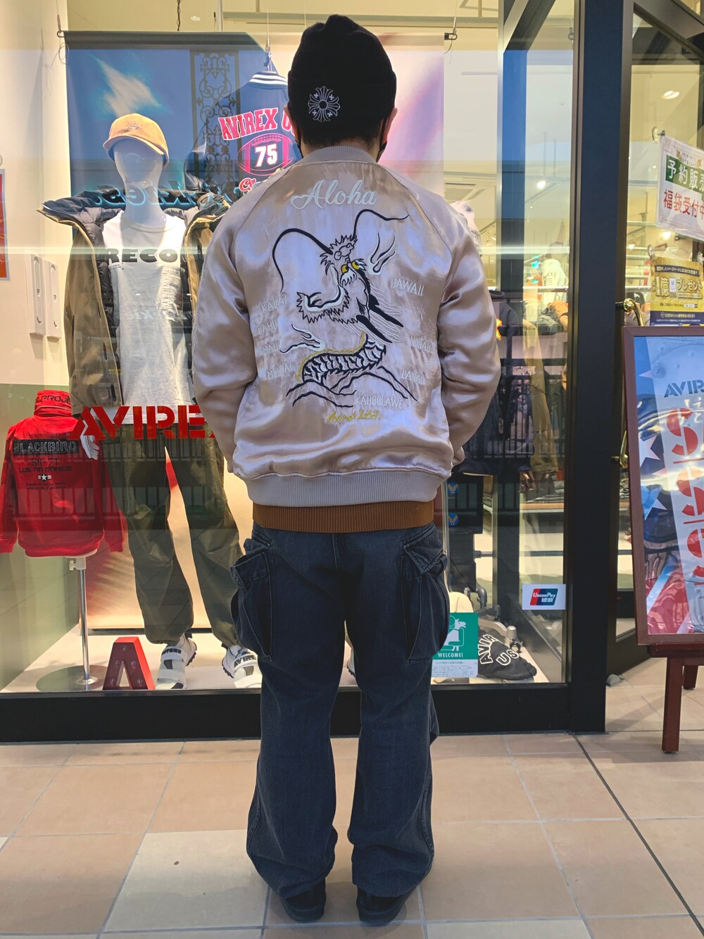 「アウター、シンプル、大人カジュアル、カーゴパンツ、休日スタイル、冬、カジュアルコーデ、ストリートコーデ、秋コーデ、冬アウター」｜「AVIREXのアイテム（デニムパンツ、ブラック系）」を使った、三品文哉さん（メンズ・164cm）の冬コーディネートの1枚目の写真