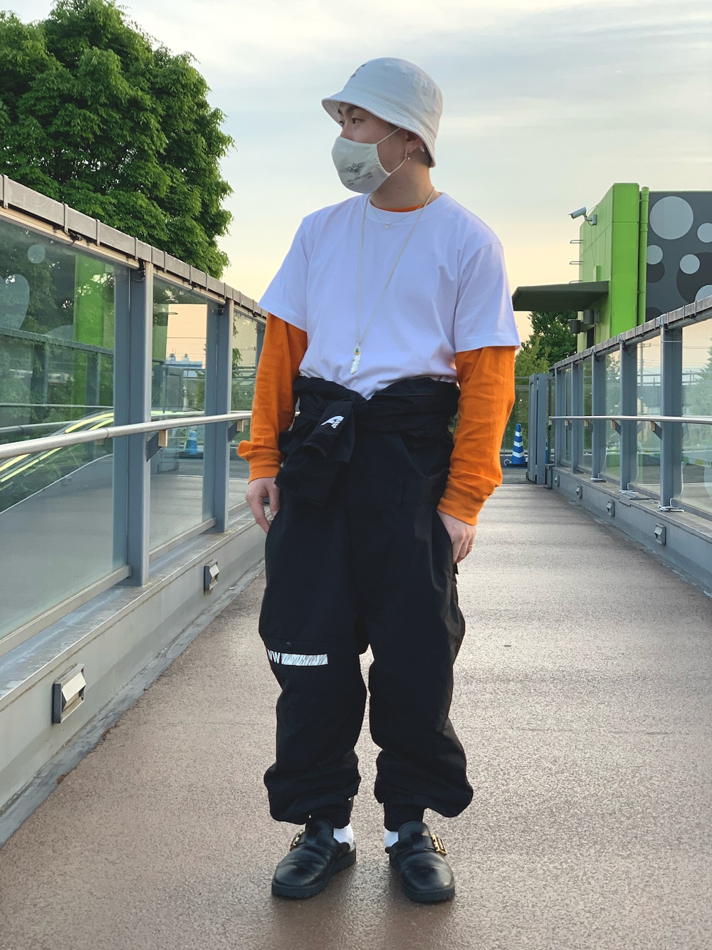 「ミリタリー、Tシャツ、レイヤードスタイル、つなぎ、ootd、春夏コーデ、ゆるコーデ、ストリートコーデ、アメカジコーデ、ファッションの力を信じよう」｜「AVIREXの【WEB&DEPOT限定】バケット ハット / BUCKET HAT "USA" / アヴィレックス / AVIREX（ハット、ホワイト系）」を使った、三品文哉さん（メンズ・164cm）の春コーディネートの1枚目の写真