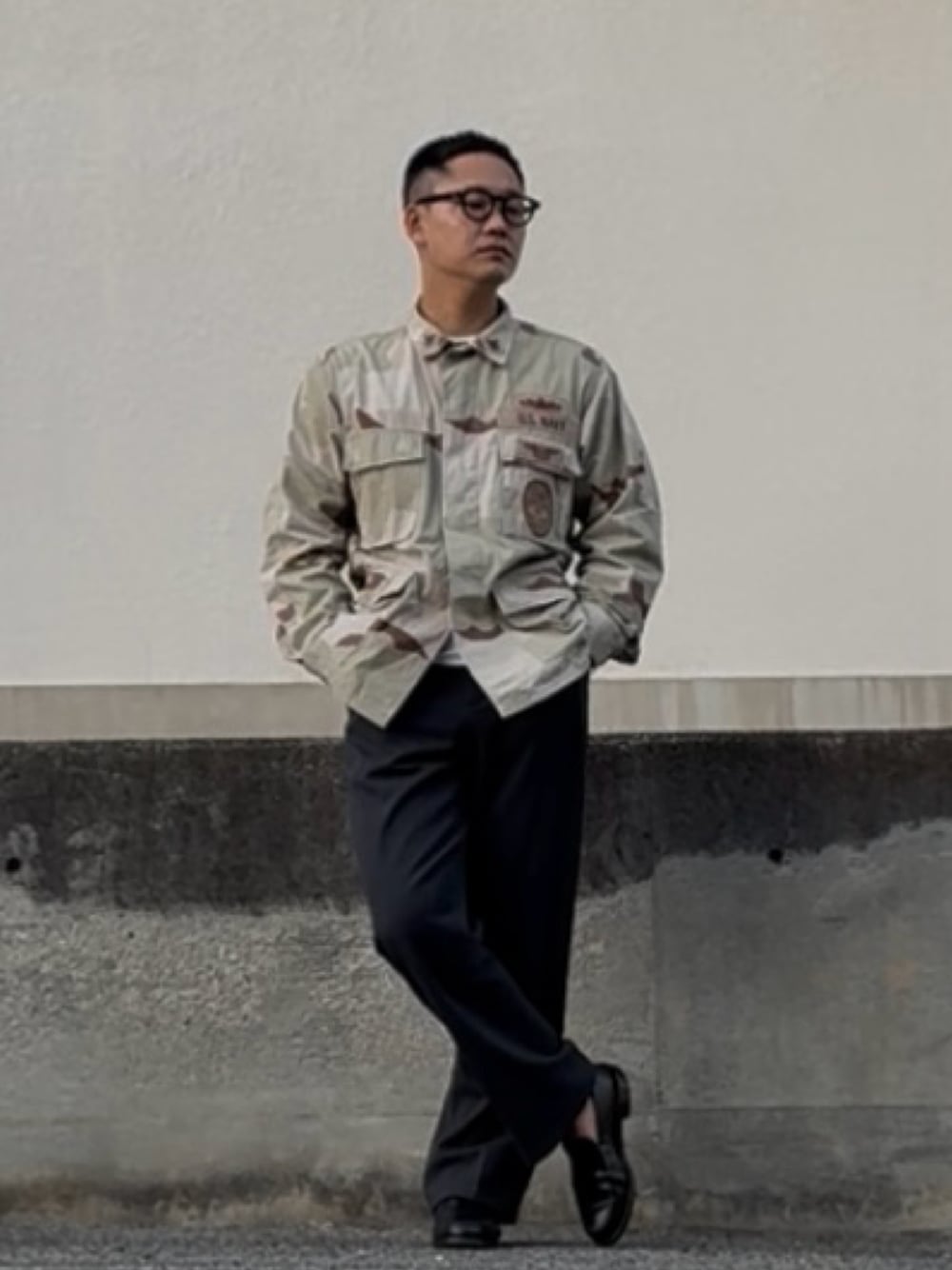 ブラック系のローファー、グレー系のスラックス、ベージュ系のシャツ/ブラウスを着用したメンズの秋コーディネートの1枚目の写真