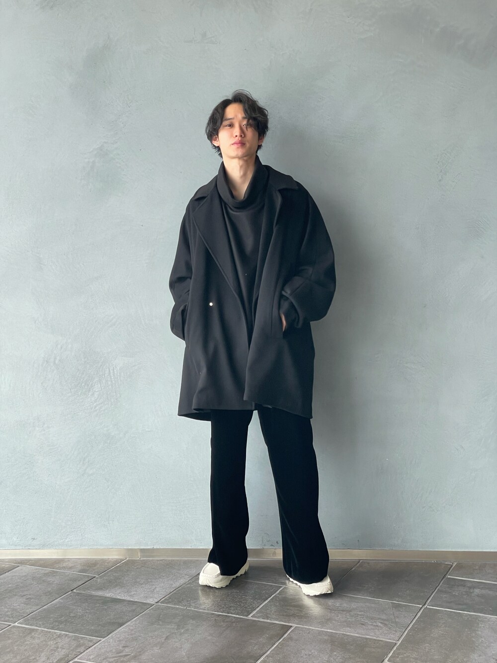 「冬のコーデ、シンプル、ビッグシルエット、ポンチョ、フレアパンツ、コート、タートルネック、ジャージ」｜「Lui'sの圧縮ジャージオフタートルカットソー（スウェット、ブラック系）」を使った、小田十夢さん（メンズ・178cm）の冬コーディネートの1枚目の写真