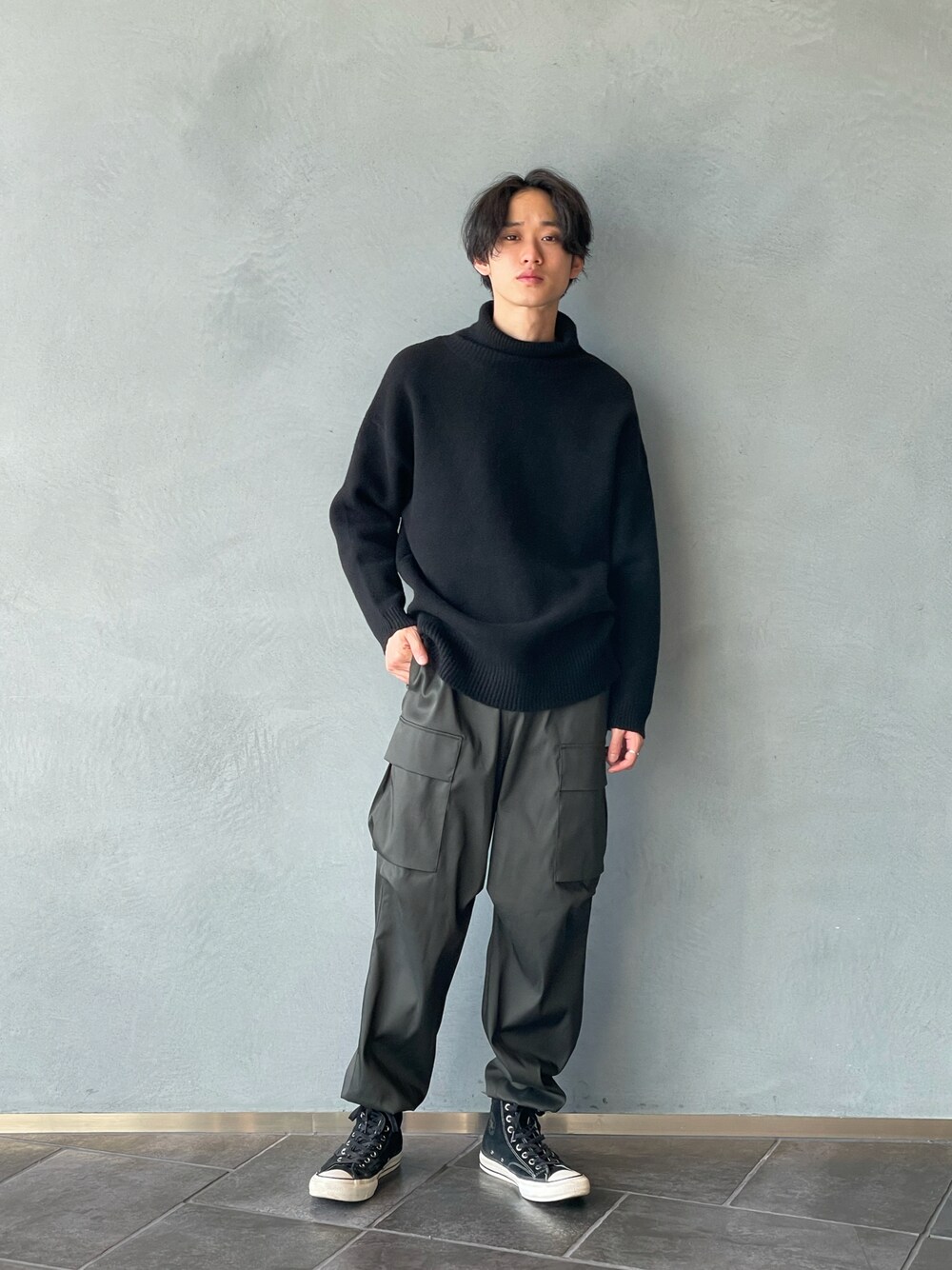 「ニット、カーゴパンツ、コンバース、スニーカー、タートルネック、ブラック、グリーン」｜「Lui'sのビッグシルエット タートルニット 12COLOR'S（ニット/セーター、ブラック系）」を使った、小田十夢さん（メンズ・178cm）の冬コーディネートの1枚目の写真