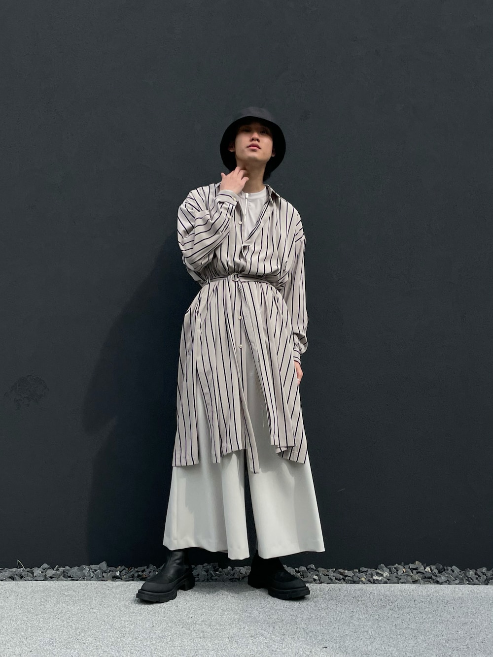 「春、シンプル、春コーデ、ビッグシルエット、キレイめ、モノトーン、いいね、save、フォローお願いします🤑、ストライプシャツ」｜「Lui'sのストライプシャツコート（シャツ/ブラウス、ベージュ系）」を使った、小田十夢さん（メンズ・178cm）の春コーディネートの1枚目の写真