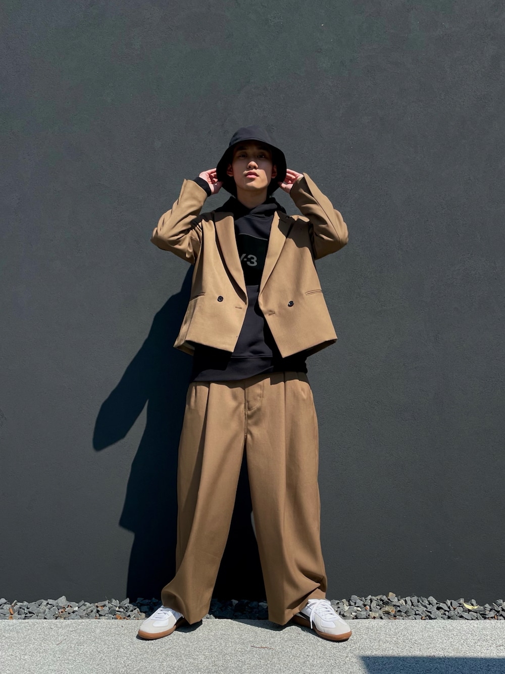 「秋服、秋服準備はじめました、セットアップ、ジャケットスタイル、ワイドパンツ、パーカー、スニーカーコーデ、ストリートMIX、モードストリート」｜「KIJIMA TAKAYUKIの【KIJIMA TAKAYUKI / キジマ タカユキ】21AW COTTON VENTALE BUCKET HAT(バケットハット)（ハット、ブラック系）」を使った、小田十夢さん（メンズ・178cm）の秋コーディネートの1枚目の写真