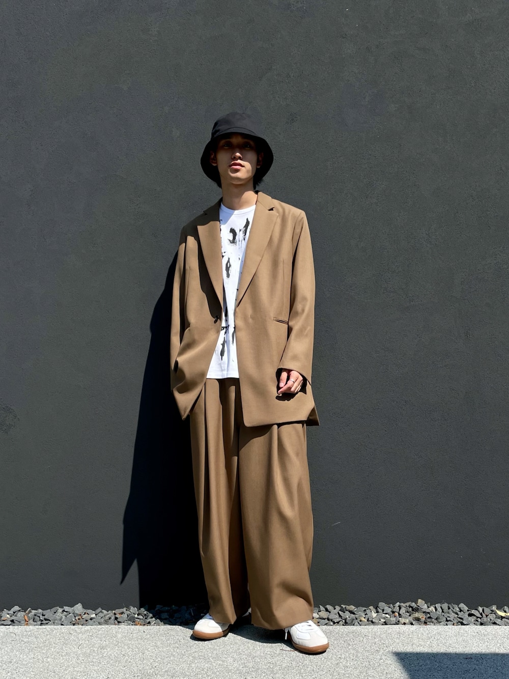 「秋のコーデ、秋服、スニーカー、ジャケット、ワイドパンツ、バケットハット、セットアップ、セットアップスタイル」｜「KIJIMA TAKAYUKIの【KIJIMA TAKAYUKI / キジマ タカユキ】21AW COTTON VENTALE BUCKET HAT(バケットハット)（ハット、ブラック系）」を使った、小田十夢さん（メンズ・178cm）の秋コーディネートの1枚目の写真