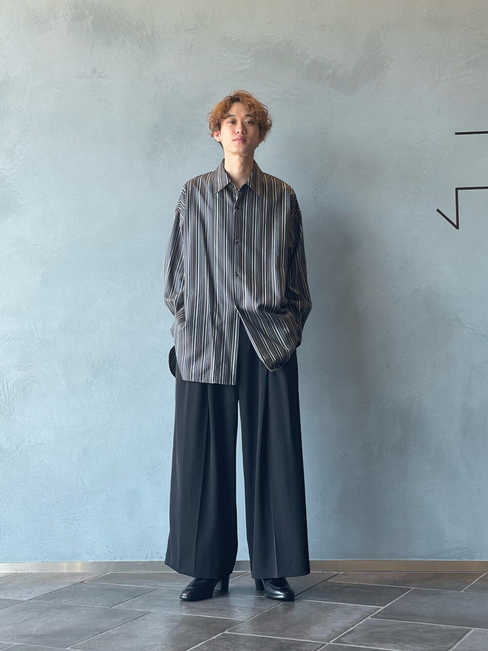 「Lui'sのマルチストライプスリットBIGシャツ（シャツ/ブラウス、ブラック系）」を使った、小田十夢さん（メンズ・178cm）の秋コーディネートの1枚目の写真