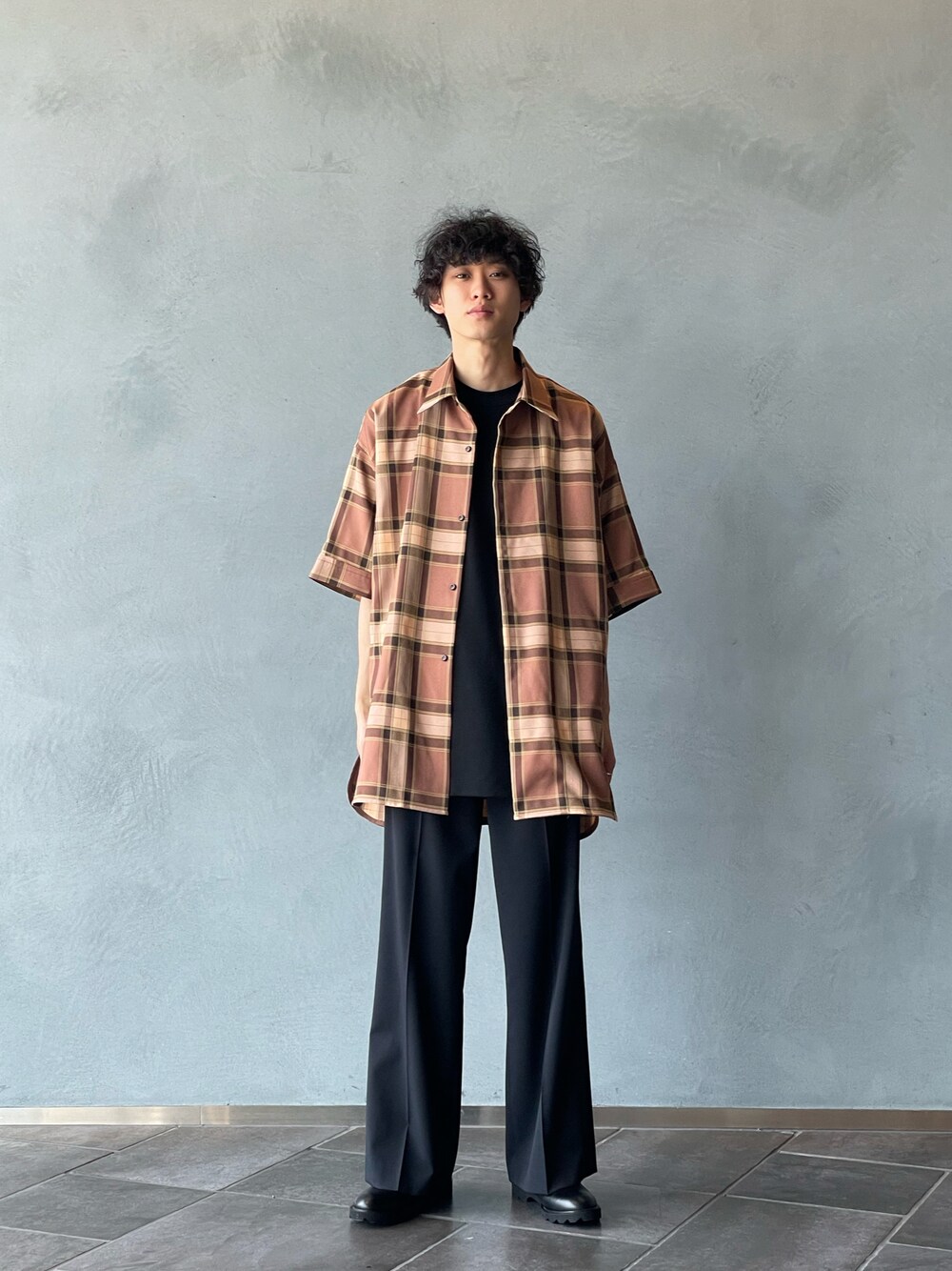 「シンプルコーデ、春コーデ、大人カジュアル、ワイドパンツ、スラックス、夏」｜「Lui'sの5分袖ロイヤルチェックシャツ（シャツ/ブラウス、ピンク系）」を使った、小田十夢さん（メンズ・178cm）の春コーディネートの1枚目の写真
