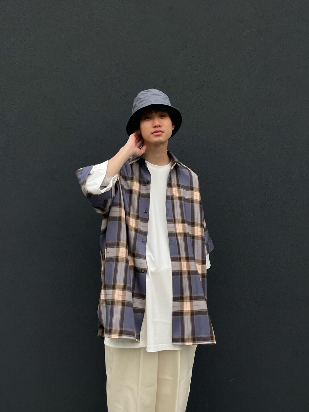 「淡色コーデ、バケットハット、シャツスタイル、白パンツ、春夏コーデ、休日スタイル」｜「Lui'sのウルトラBIG tee（Tシャツ/カットソー、ホワイト系）」を使った、小田十夢さん（メンズ・178cm）の春コーディネートの2枚目の写真