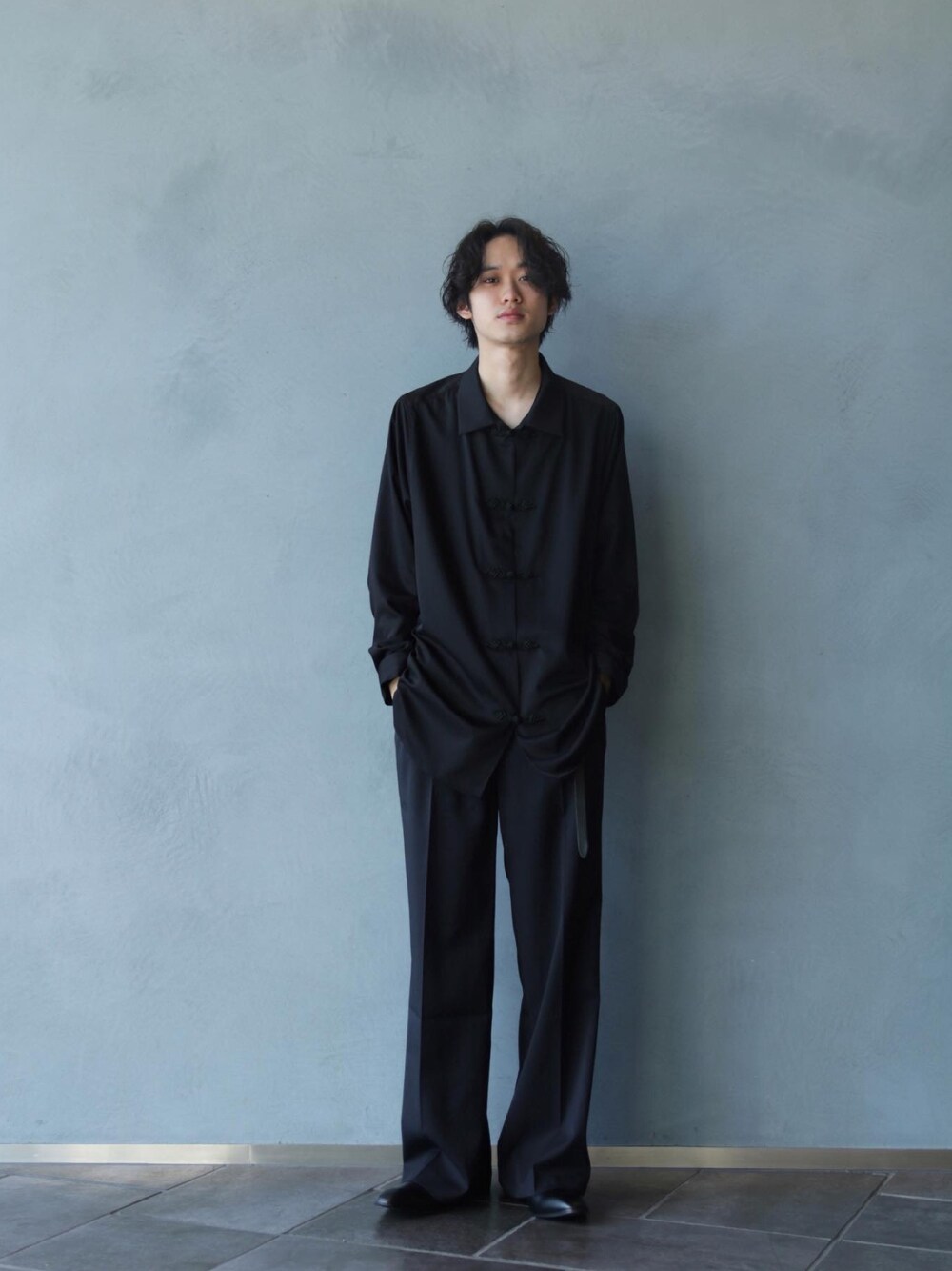 「私の推しブランド、モード、ワントーンコーデ、モノトーン、韓国ファッション、オーバーサイズ、おしゃれさんと繋がりたい、シンプルコーデ、ビッグシルエット、ブラックコーデ」｜「Lui'sのバンブーレーヨンサテンチャイナシャツ（シャツ/ブラウス、ブラック系）」を使った、小田十夢さん（メンズ・178cm）の冬コーディネートの1枚目の写真