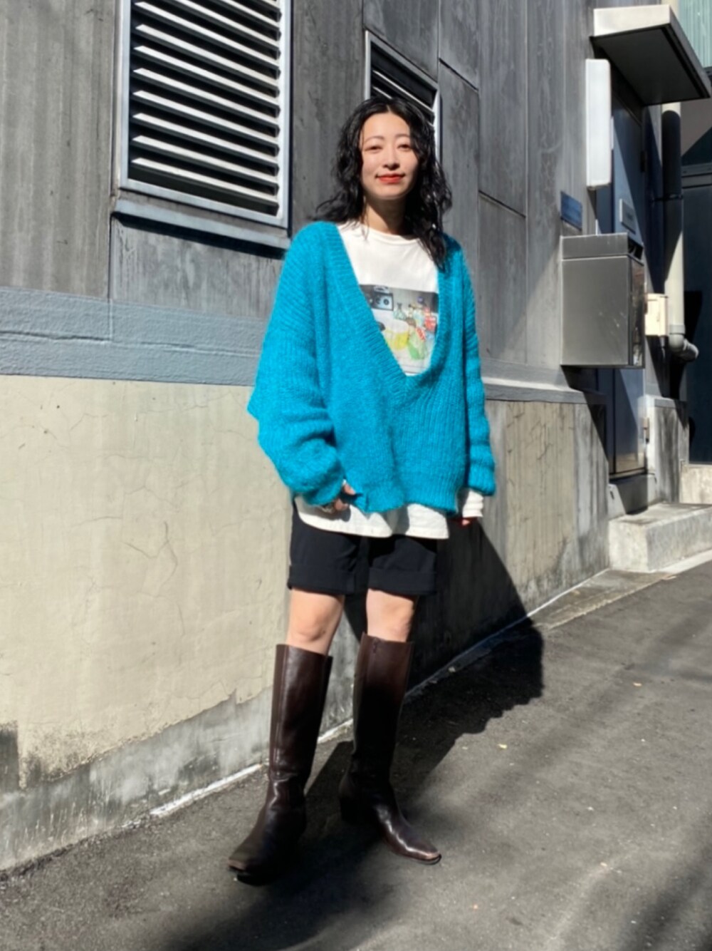 ピンク系のTシャツ/カットソーを着用したレディースの秋コーディネートの1枚目の写真