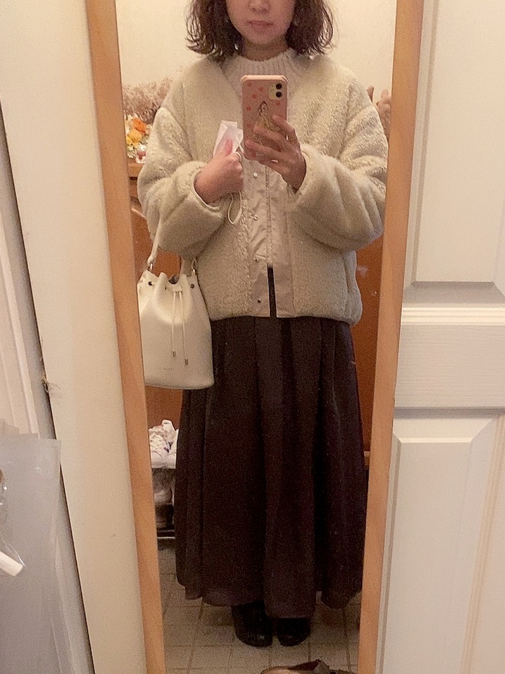 「オトナ女子、ブーツ、ニット、今日のコーデ、フレアスカート、ロングスカート、ファーコート、ファーブルゾン、バケツバッグ、白黒、モノトーンコーデ、もこもこ、モコモコニット、モコモコアウター」｜「OZOCのノーカラーエコファーブルゾン（ブルゾン、ベージュ系）」を使った、Misakiさん（レディース・160cm）の秋コーディネートの1枚目の写真