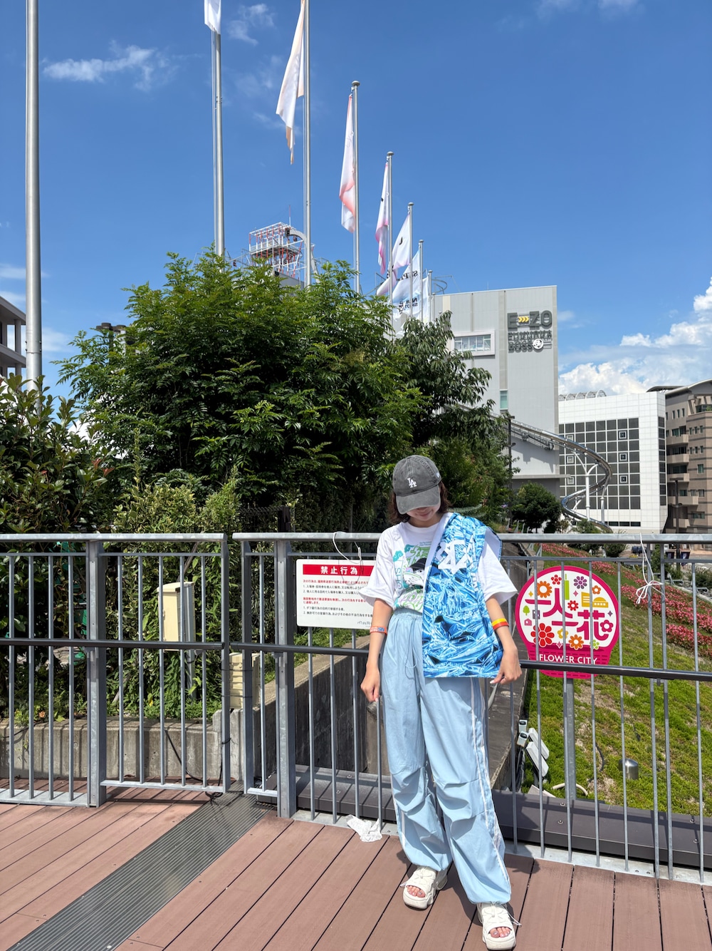 「パンツスタイル、フェススタイル、フェスコーデ、フェス、フェスTシャツ、フェスファッション、夏フェスコーデ、夏フェス、水色コーデ、キャップ女子、キャップコーデ、サンダル、ライブコーデ、ライブ、ライブTシャツ」｜「YOLOのアイテム（パンツ、ブルー系）」を使った、Misakiさん（レディース・160cm）の夏コーディネートの1枚目の写真