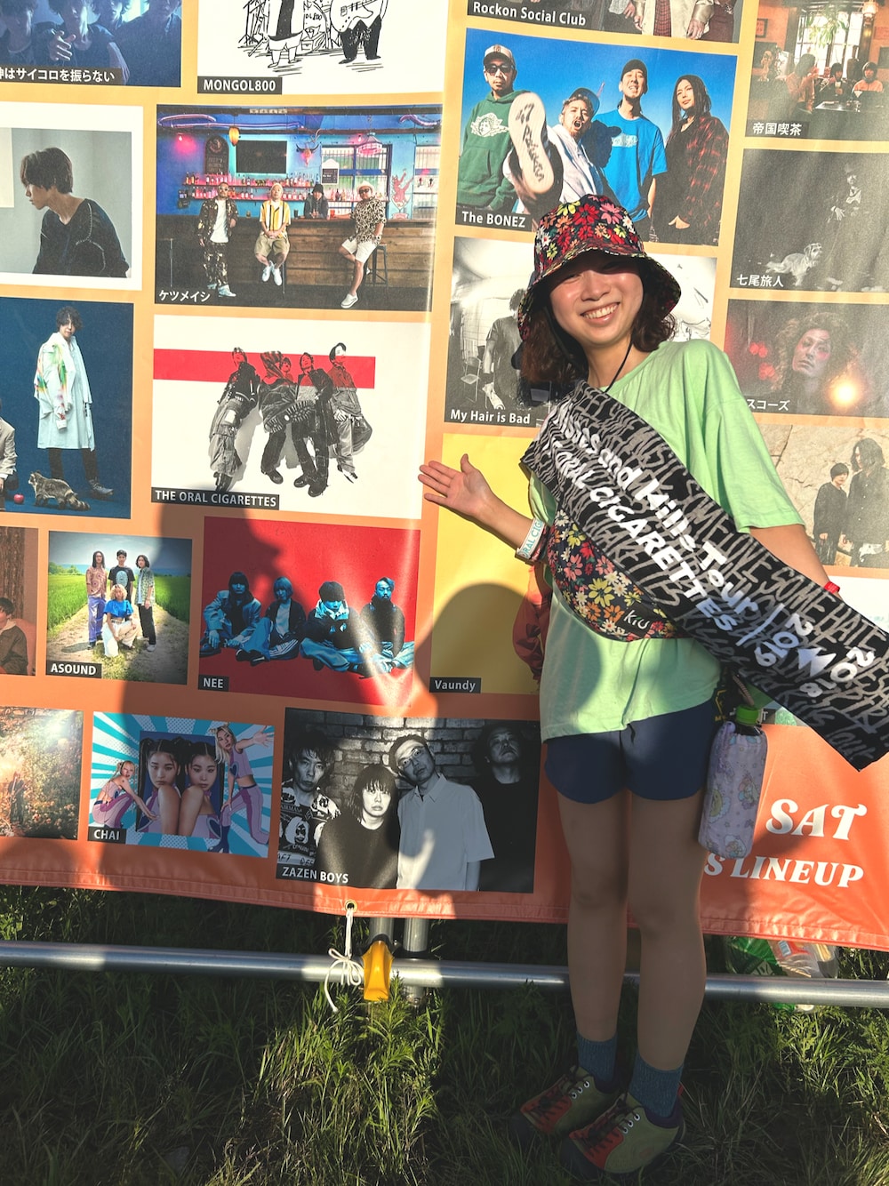 「フェススタイル、フェス、フェスコーデ、夏コーデ、おでかけコーデ、KiU、花柄、マウンテンハット、ハット、ハットコーデ、ショートパンツ、keen、トレッキングシューズ、夏フェス、夏フェスコーデ」｜「KiUの300D バケットハットストラップ（ハット、レッド系）」を使った、Misakiさん（レディース・160cm）の夏コーディネートの1枚目の写真