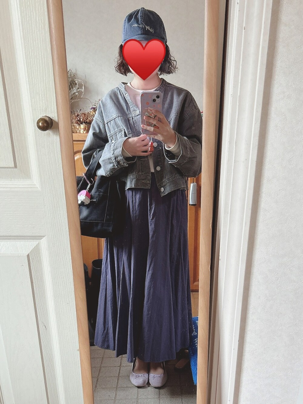 「春服コーデ、春服、デニム、デニムジャケット、グレーデニム、キャップ女子、キャップ、トートバッグ、ミニトート、マリメッコ、スウェット、バレエシューズ、スカート、ロングスカート、ラベンダー」｜「HELLY HANSENのアイテム（キャップ、ブルー系）」を使った、Misakiさん（レディース・160cm）の春コーディネートの1枚目の写真