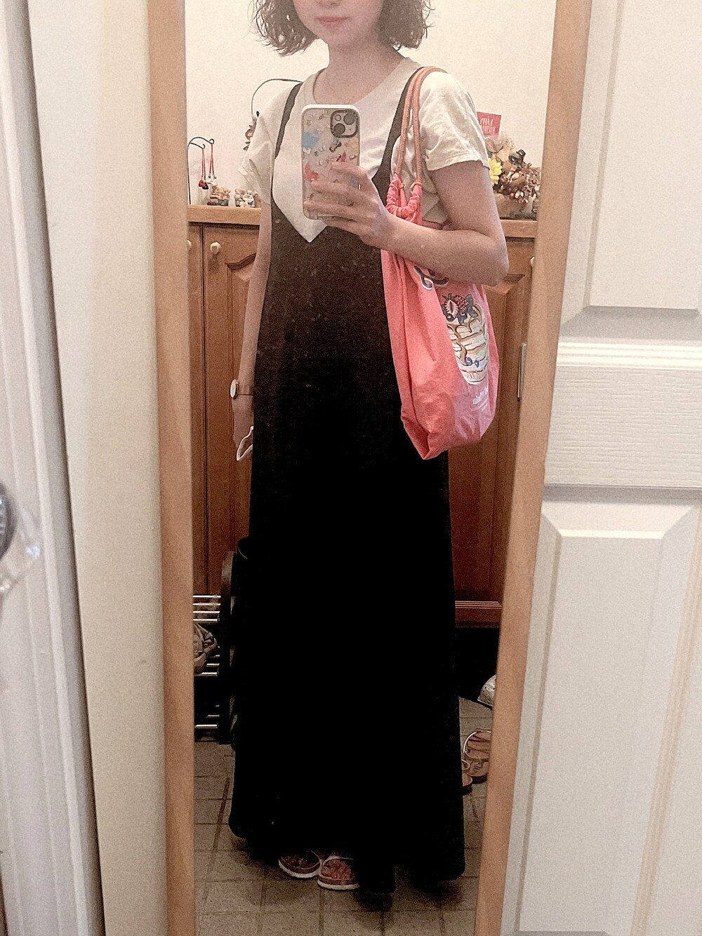 ピンク系のバッグ、ベージュ系のTシャツ/カットソー、ブラック系のワンピース/ドレスを着用したレディースの夏コーディネートの1枚目の写真