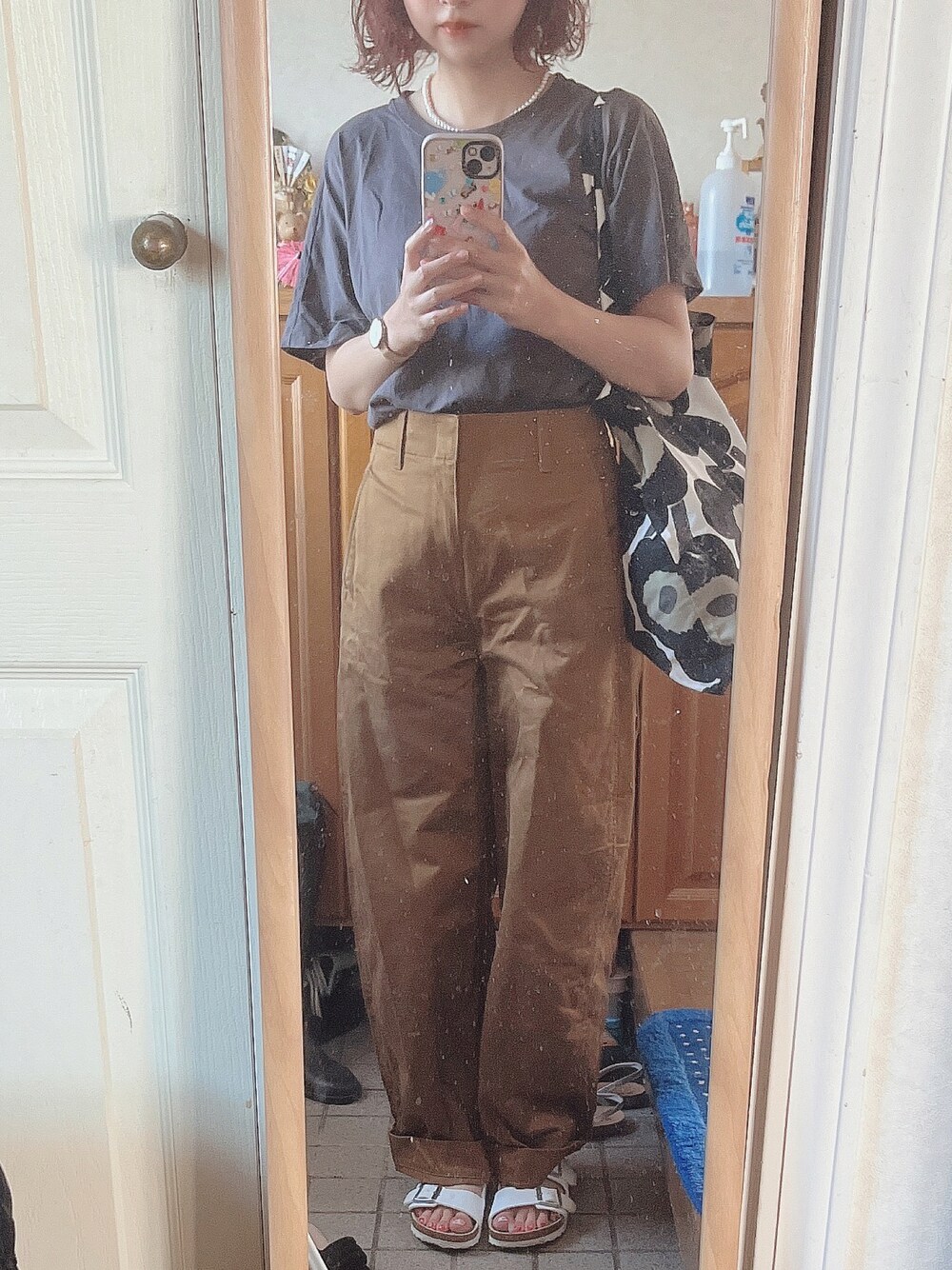 グレー系のTシャツ/カットソー、ブラウン系のその他パンツ、ブラック系のトートバッグを着用したレディースの秋コーディネートの1枚目の写真