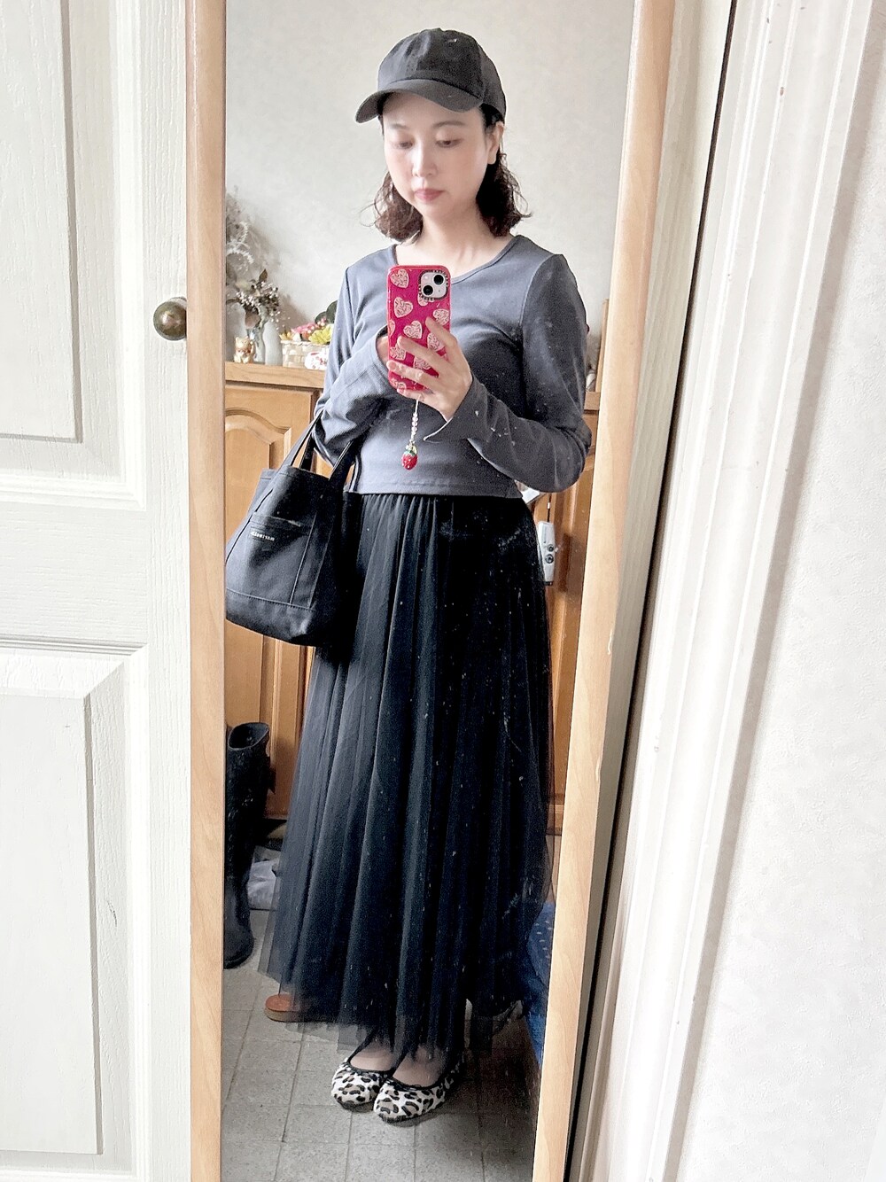 「秋服コーデ、秋、オトナ女子、ロングスカート、ロンT、グレー、フレアスカート、チュールスカート、GU、キャップ、キャップ女子、トートバッグ、バレエシューズ」｜「GUのアイテム（トップス、グレー系）」を使った、Misakiさん（レディース・160cm）の秋コーディネートの1枚目の写真