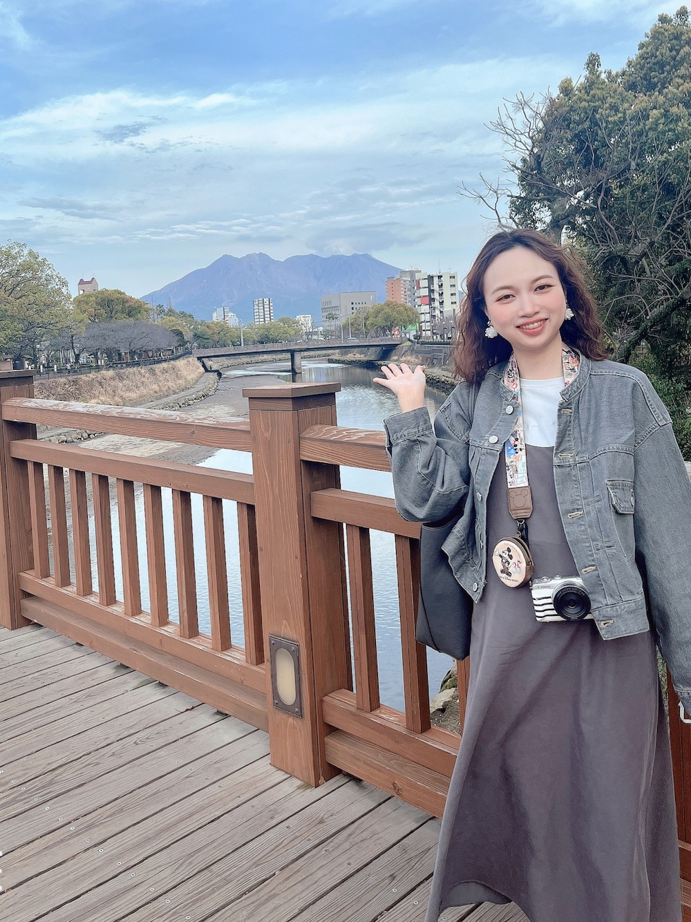 「春色、大人女子、シンプル、ゆるコーデ、スカート、ワンピーススタイル、骨格ウェーブ、デニム、デニムジャケット、ジージャン、グレーデニム、キャミワンピ、グレー、グレーコーデ」｜「indexのSUPIMAスムース レタードTシャツ【WEB限定サイズ】（Tシャツ/カットソー、パープル系）」を使った、Misakiさん（レディース・160cm）の春コーディネートの1枚目の写真