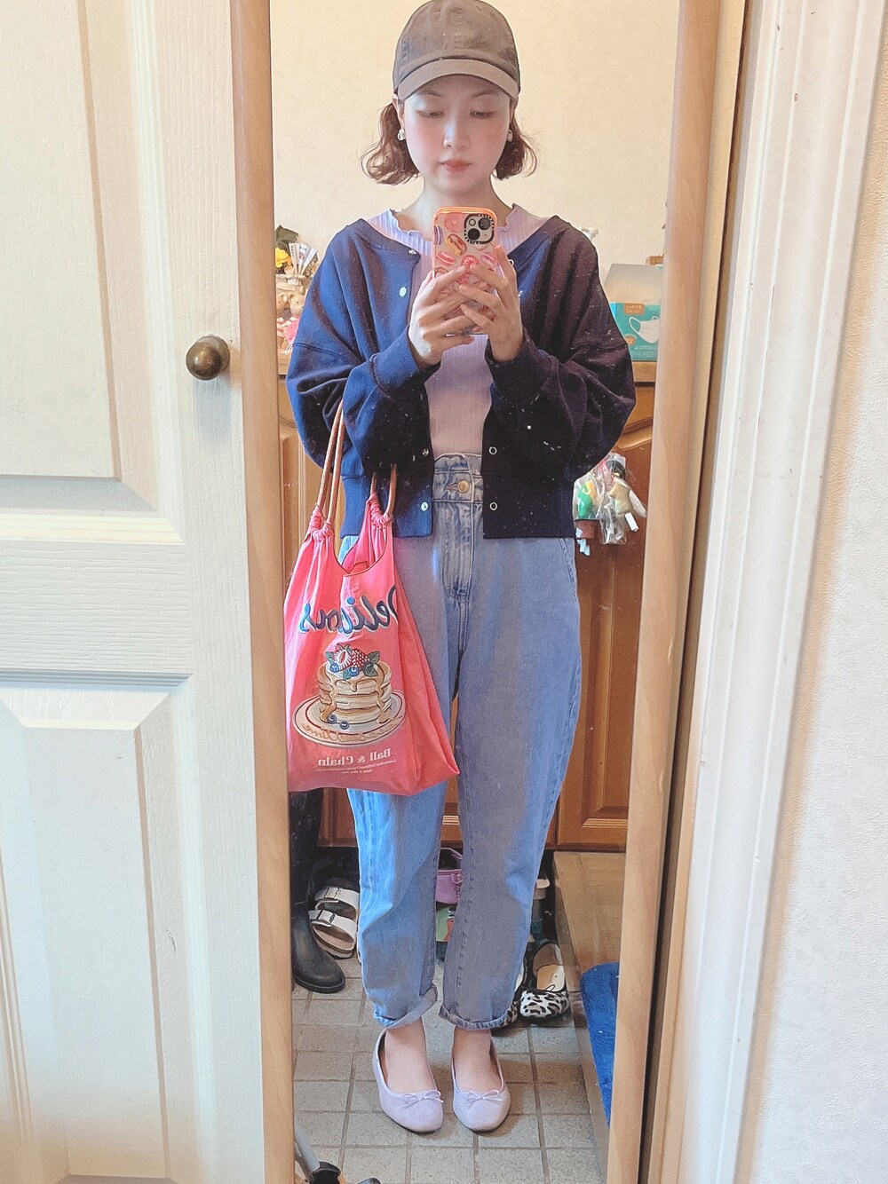 「秋ルック紹介するよ、大人女子、秋服コーデ、秋コーデ、パンツスタイル、シンプル、大人カジュアル、デニムパンツ、スウェットカーディガン、トートバッグ、リブニット、キャップ、キャップ女子、バギーパンツ、スウェット」｜「newhattanの【newhattan】  ニューハッタン キャップ STONE WASHED TWILL CAP（キャップ、グレー系）」を使った、Misakiさん（レディース・160cm）の秋コーディネートの1枚目の写真