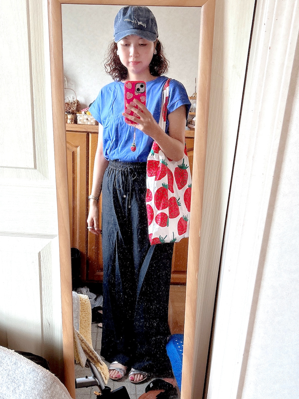 「パンツスタイル、シンプルスタイル、今日のコーデ、ootd、Tシャツ、ゆるコーデ、サンダル、キャップ、トートバッグ、キャップ女子、ゆるパンツ、黒パンツ、夏コーデ」｜「HELLY HANSENのアイテム（キャップ、ブルー系）」を使った、Misakiさん（レディース・160cm）の夏コーディネートの1枚目の写真