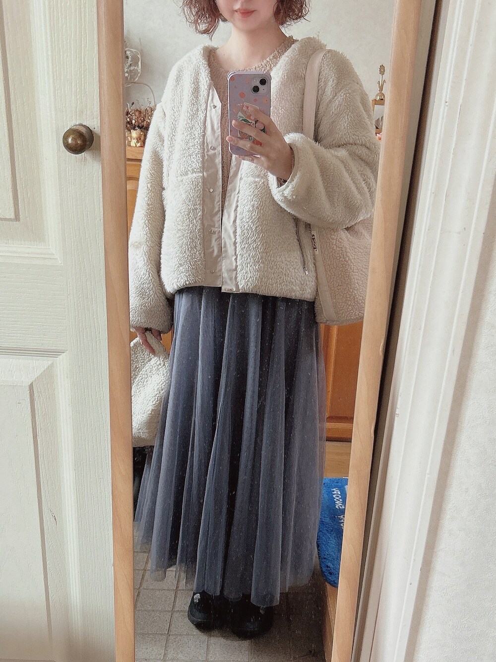 「今日のコーデ、オトナ女子、シンプル、プチプラ、ootd、骨格ウェーブ、プチプラコーデ、スカートスタイル、ニット、モコモコアウター、チュールスカート、ショートブーツ、ブーツ、ボアバッグ、バケツバッグ」｜「OZOCのノーカラーエコファーブルゾン（ブルゾン、ベージュ系）」を使った、Misakiさん（レディース・160cm）の春コーディネートの1枚目の写真