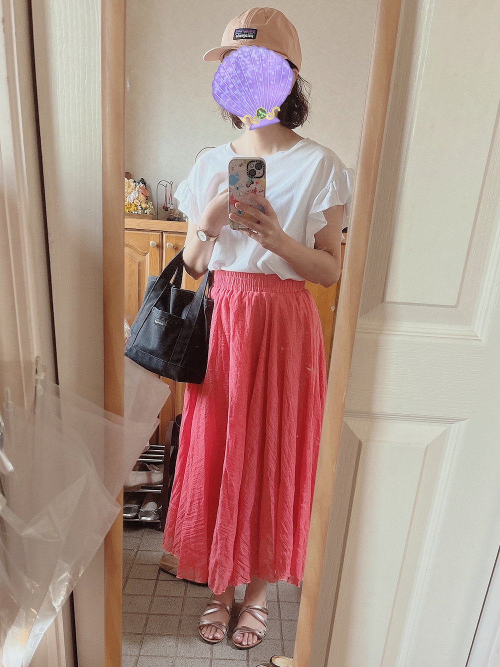 「夏服、サンダル、カラー×コーデ、夏だ！Tシャツ着よう！、フリル、Tシャツ、ZARA、ザラジョ、トートバッグ、ミニトート、フリルTシャツ、白Tシャツ、ピンク、ピンクスカート、プチプラ」｜「patagoniaのpatagonia / パタゴニア　6パネル ラベルトラッド キャップ P6 LABEL TRADE CAP（キャップ、ピンク系）」を使った、Misakiさん（レディース・160cm）の夏コーディネートの1枚目の写真