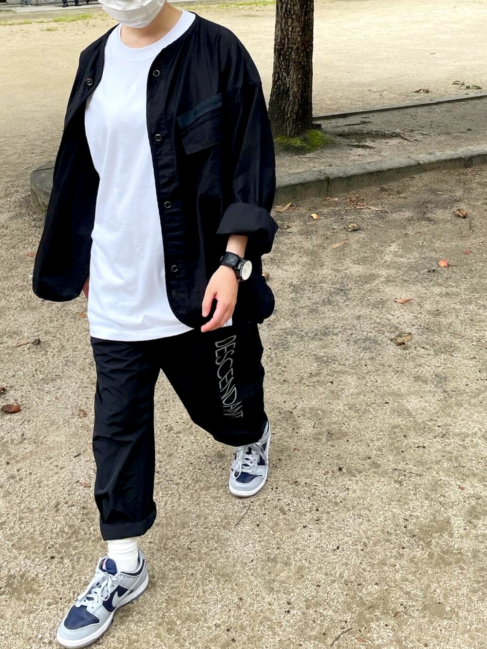 ブラック系のパンツ、ブラック系のノーカラージャケット、ブルー系のスニーカーを着用したレディースの秋コーディネートの1枚目の写真