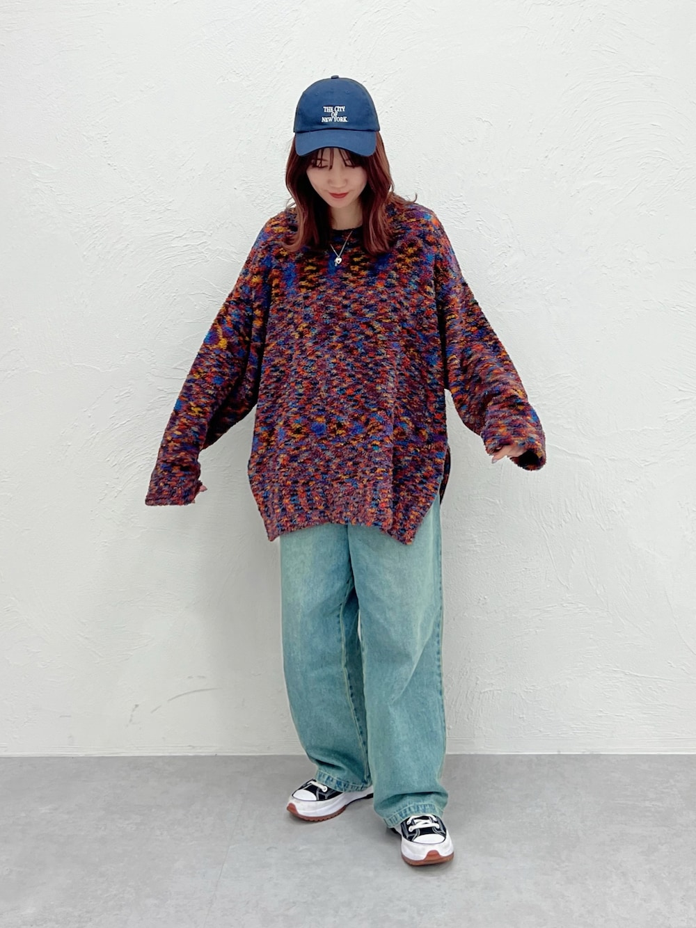 「お洒落さんとつながりたい、クリスマスに着たい服、大人カジュアル、デニム、ストリート、ゆるコーデ、スニーカーコーデ、キャップ、プチプラ、休日スタイル、カラフル、PR」｜「CONVERSE STARSのアイテム（スニーカー、ブラック系）」を使った、kasumiさん（レディース・163cm）の冬コーディネートの1枚目の写真