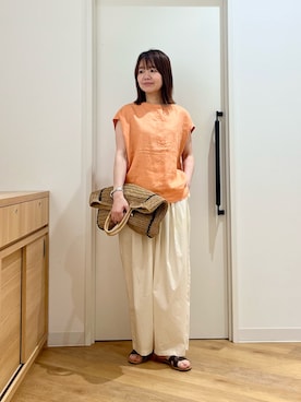 「URBAN RESEARCH DOORS（アーバンリサーチドアーズ）のペーパートートバッグ（トートバッグ、ベージュ系）」を使った、くずみさん（レディース・159cm）の夏コーディネート