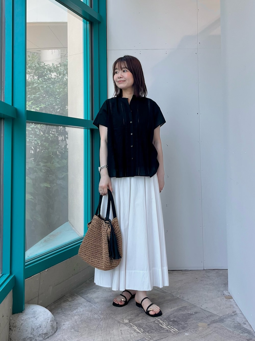 ブラック系のシャツ/ブラウス、ホワイト系のスカート、イエロー系のトートバッグを着用したレディースの夏コーディネートの1枚目の写真