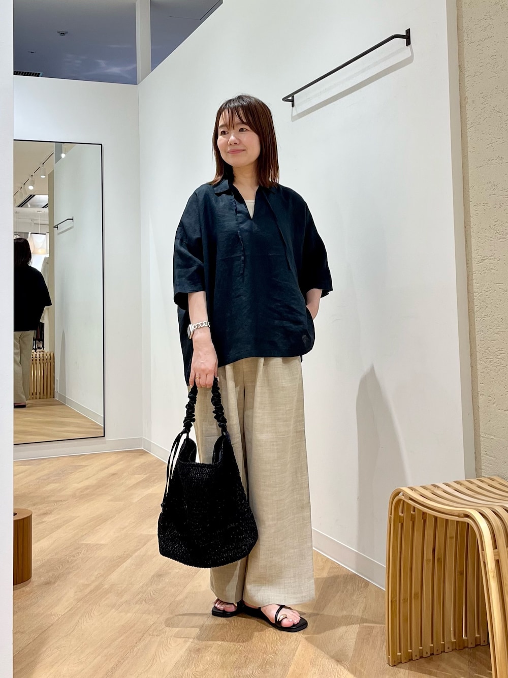 ホワイト系のタンクトップ、ブラック系のシャツ/ブラウス、ベージュ系のその他パンツを着用したレディースの夏コーディネートの1枚目の写真