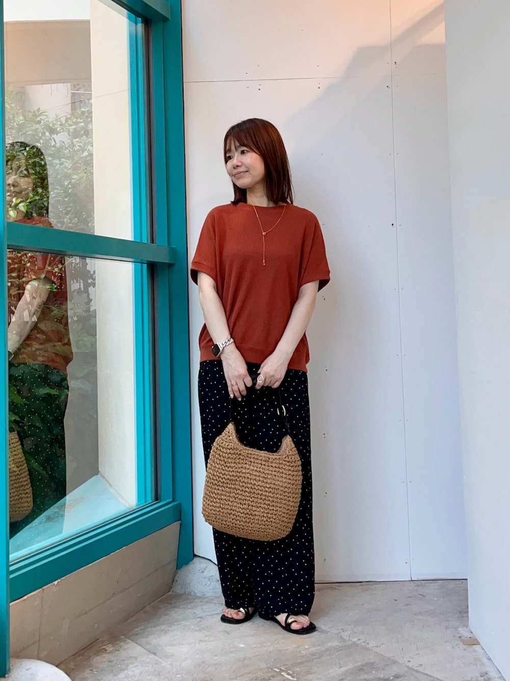 オレンジ系のTシャツ/カットソー、イエロー系のトートバッグ、ブラック系のその他パンツを着用したレディースの夏コーディネートの1枚目の写真