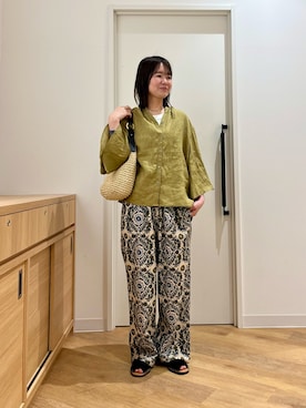 「URBAN RESEARCH DOORS（アーバンリサーチドアーズ）のアソートプリントイージーパンツ（その他パンツ、ベージュ系）」を使った、くずみさん（レディース・159cm）の春コーディネート