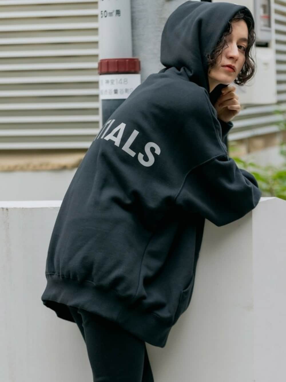 ブラック系のパーカー、ブラック系のその他パンツ、ブラック系のブラジャーを着用したレディースの秋コーディネートの1枚目の写真