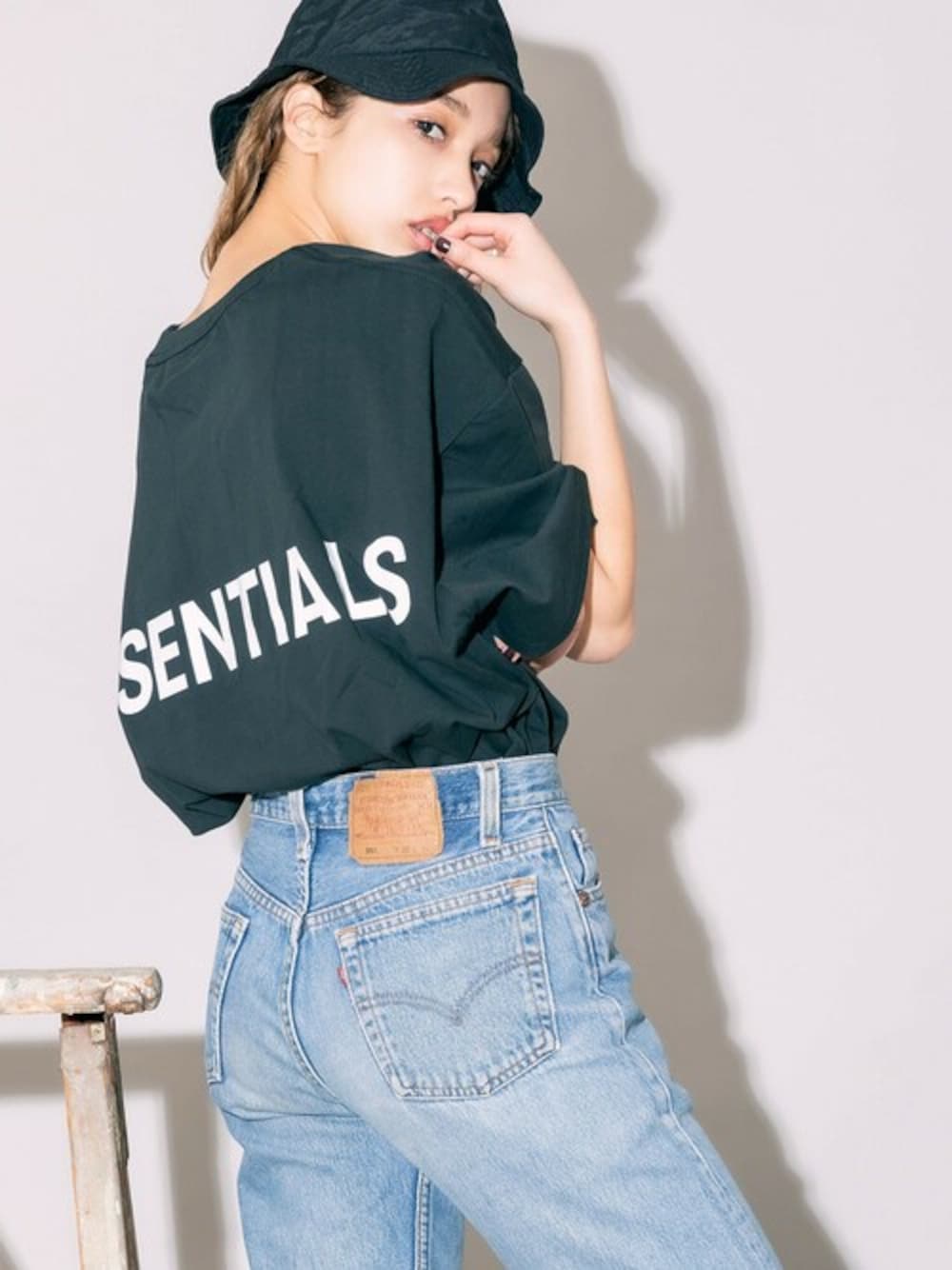 ブラック系のTシャツ/カットソー、ブルー系のデニムパンツを着用したレディースの夏コーディネートの1枚目の写真