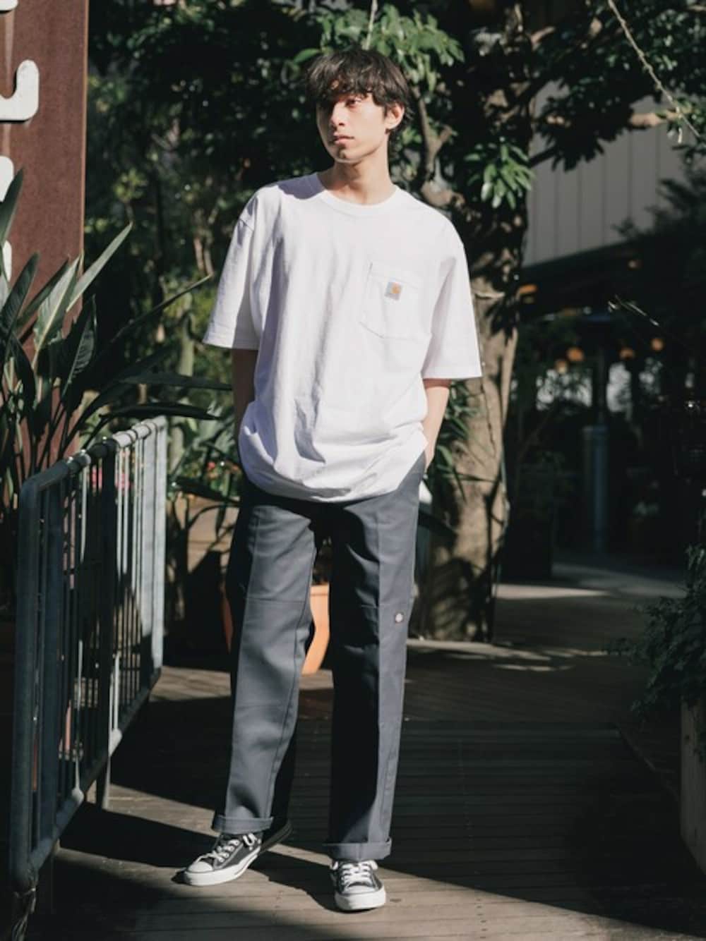 ホワイト系のTシャツ/カットソー、グレー系のチノパンツ、ブラック系のスニーカーを着用したメンズの夏コーディネートの1枚目の写真